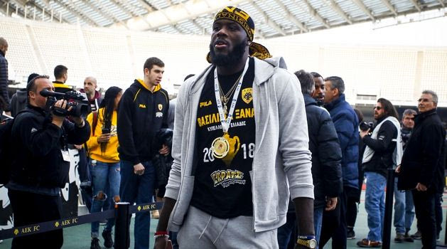 Pasillo της ποδοσφαιρικής στην μπασκετική ΑΕΚ