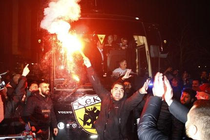 Το video της τρελής υποδοχής των οπαδών στους παίκτες της ΑΕΚ
