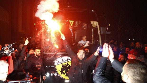 Το video της τρελής υποδοχής των οπαδών στους παίκτες της ΑΕΚ