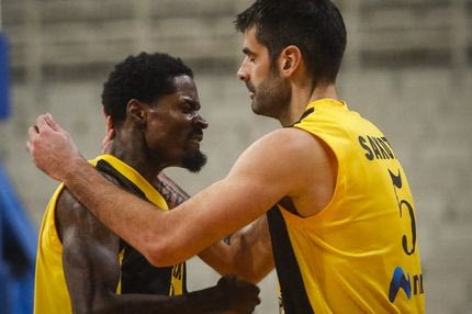 Το διπλό τρομερό φινάλε έστειλε την ΑΕΚ στην επόμενη φάση