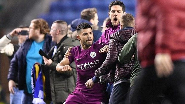 Η βρισιά του εισβολέα οπαδού που “τρέλανε” τον Αγκουέρο!