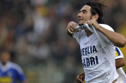 Το ΜΕΓΑΛΕΙΟ του ποδοσφαίρου: ο πατέρας μάρκαρε το γιο του σε αγώνα!