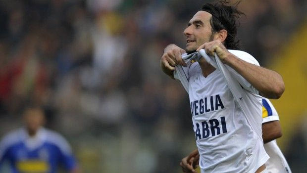 Το ΜΕΓΑΛΕΙΟ του ποδοσφαίρου: ο πατέρας μάρκαρε το γιο του σε αγώνα!