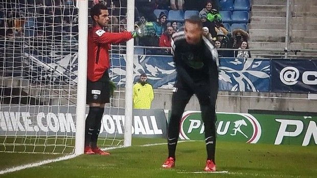 Ο Ντάνι Άλβες έγραψε ΙΣΤΟΡΙΑ: έπαιξε και τερματοφύλακας!