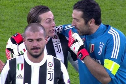 Τα έριξε και σε συμπαίκτη του για το γκολ που δέχτηκε ο Μπουφόν!