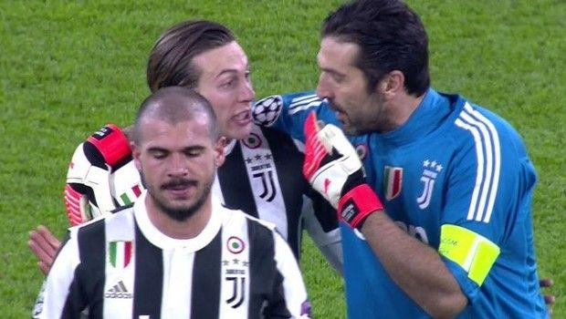 Τα έριξε και σε συμπαίκτη του για το γκολ που δέχτηκε ο Μπουφόν!