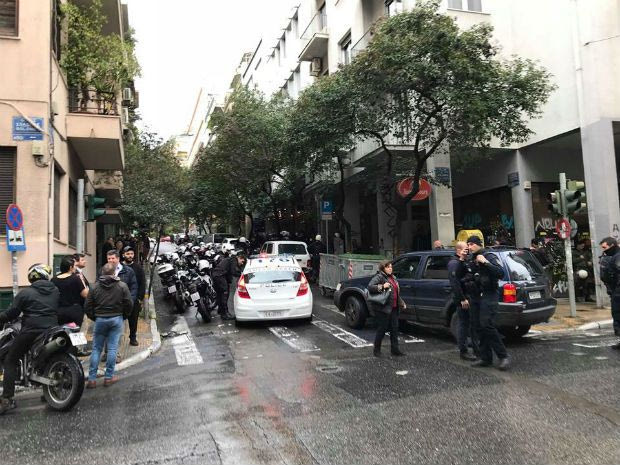 Γυαλιά καρφιά τα έκαναν στο Κολωνάκι οπαδοί της Ντιναμό!