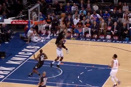 Ο Γιάννης πήδηξε πάνω από τον αντίπαλό του, κάρφωσε και τους άφησε ΑΦΩΝΟΥΣ!