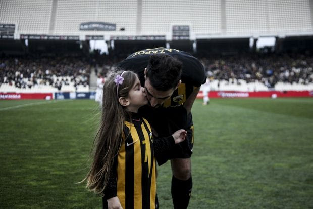 Το φιλί της κόρης του Λάζαρου ήταν ό,τι καλύτερο είδαμε το Σαββατοκύριακο στα γήπεδα!