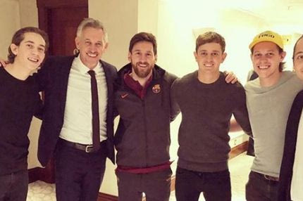 Ο άλλοτε φορ της Μπαρτσελόνα, τώρα βγάζει φωτογραφίες με τον Μέσι