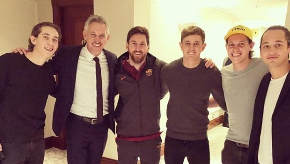 Ο άλλοτε φορ της Μπαρτσελόνα, τώρα βγάζει φωτογραφίες με τον Μέσι