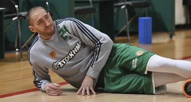 Από ΑΕΚ σε… Ολυμπιακό ο Λοτζέσκι