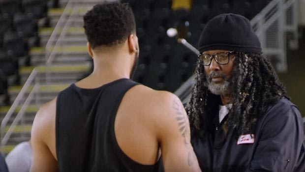 Τρομερή φάρσα Καρλ Μαλόουν σε Ντέιβις