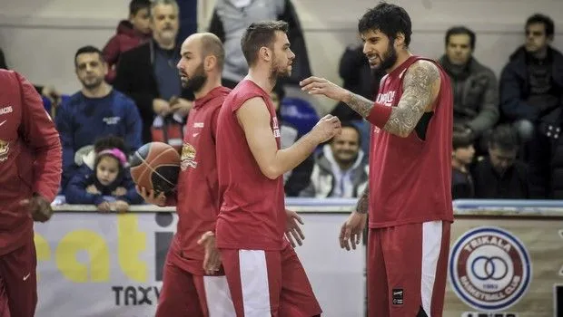 Μήνυμα σε Τσίπρα-Καμμένο από τους οπαδούς του Ολυμπιακού