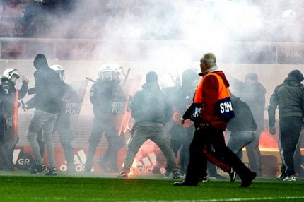 Εισβολή οπαδών στο γήπεδο και ρίψη δακρυγόνων!