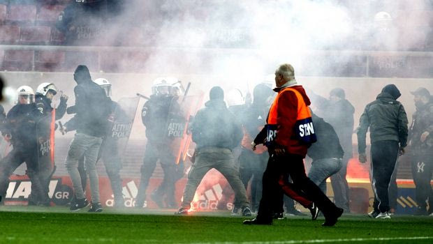 Εισβολή οπαδών στο γήπεδο και ρίψη δακρυγόνων!