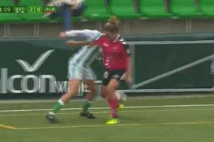 Γυναίκα ποδοσφαιριστής μοίρασε… σακούλα αμύθητης αξίας!