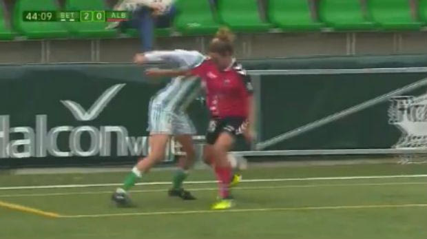 Γυναίκα ποδοσφαιριστής μοίρασε… σακούλα αμύθητης αξίας!