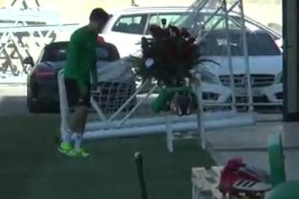 Έκαναν δώρο λουλούδια στον Χοακίν και αυτός πόζαρε σαν… πεθαμένος!