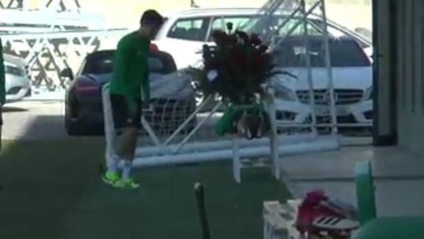 Έκαναν δώρο λουλούδια στον Χοακίν και αυτός πόζαρε σαν… πεθαμένος!