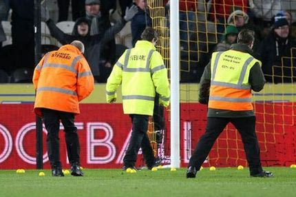 Η Χαλ νίκησε, οι οπαδοί της πέταξαν… μπαλάκια!