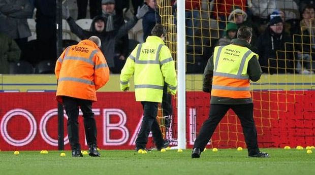 Η Χαλ νίκησε, οι οπαδοί της πέταξαν… μπαλάκια!