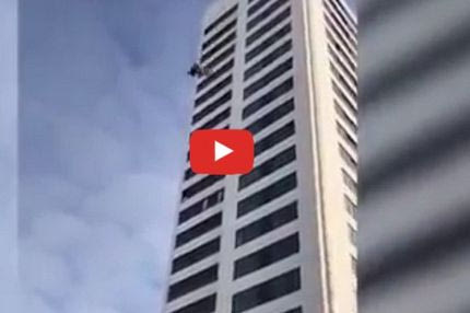 Sky diver πήδηξε από ουρανοξύστη, δεν άνοιξε το αλεξίπτωτο του αλλά επέζησε!