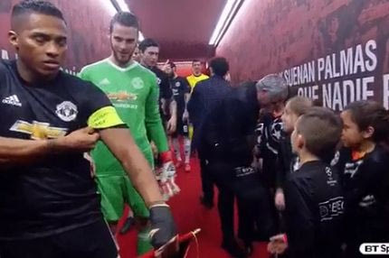 Η… σπέσιαλ αγκαλιά του Μουρίνιο σε ένα τυχερό πιτσιρικά