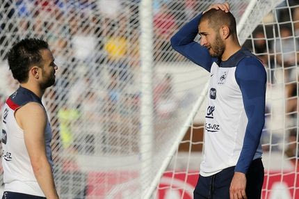 Ο Βαλμπουενά, η χειραψία, το… ροζ βίντεο και η πληρωμένη απάντηση του Μπενζεμά