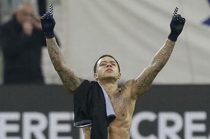 Ο Ντεπάι σκόραρε και η συνέπεια ήταν σαν να “έφαγε” μπουνιά από τον Τάισον!