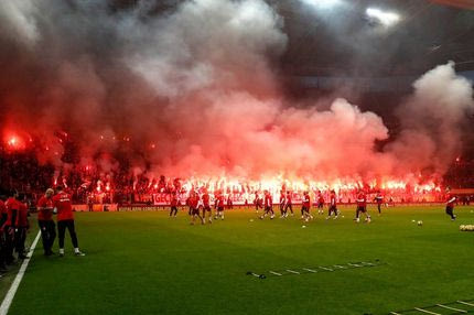 ΑΠΙΣΤΕΥΤΕΣ εικόνες: Χιλιάδες πυρσοί και… κόλαση στην προπόνηση της Γαλατά