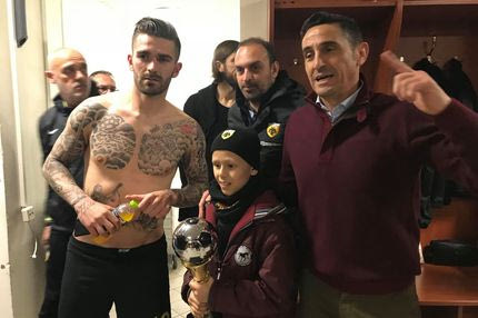 Συνθήματα και αποθέωση των παικτών της ΑΕΚ για τον μικρό Ανδρέα στα αποδυτήρια