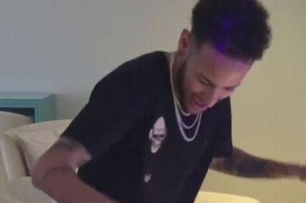 Ο Νεϊμάρ… το ζει στα άκρα και χορεύει με κουτσό πόδι