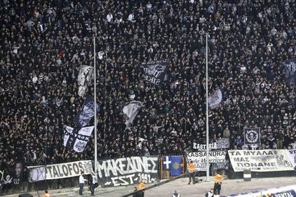 Πρωτόγνωρο θέαμα σε ντέρμπι: δεν έπεσε ούτε χαρτάκι!