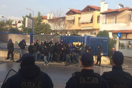 Οπαδοί του ΠΑΟΚ πήγαν στην εκδίκαση και φωνάζουν συνθήματα!