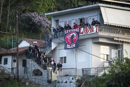 Έκαναν… πέταλο μία πολυκατοικία οπαδοί του Ολυμπιακού!