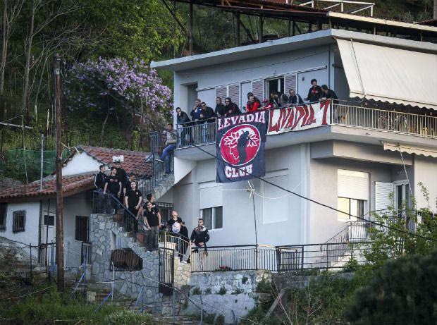 Έκαναν… πέταλο μία πολυκατοικία οπαδοί του Ολυμπιακού!