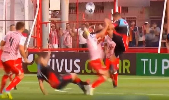 Τάκλιν στο πρόσωπο αντιπάλου με τις τάπες!