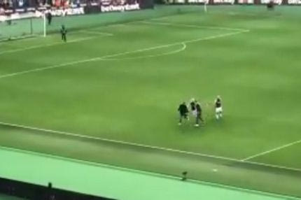 Σούπερ γκάφα: απέβαλαν από το γήπεδο λάθος… εισβολέα