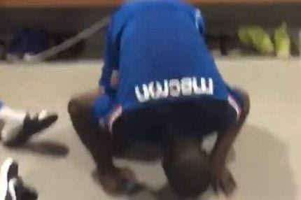 Ο Τσούπο Μοτίνγκ βρήκε… “στόχο” και γονάτισε τον Ζουμά (VIDEO)