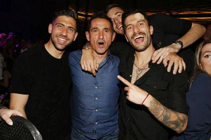 O χορός του Μανόλο και τα παρεάκια στο πάρτι τίτλου