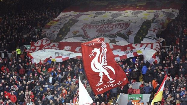 Τα καπνογόνα πήραν… φωτιά στο Λίβερπουλ