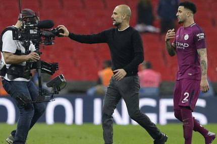 Έμαθε πως είναι πρωταθλητής την ώρα που κολλούσε αυτοκόλλητα της Panini με το γιο του!