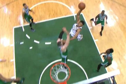 Πήδηξε απ’ τα… Σεπόλια και κάρφωσε στο Μιλγουόκι ο Giannis