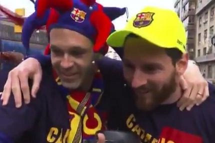 Στο πούλμαν του… νταμπλ “όλα τα λεφτά” ήταν το χαμόγελο του Ινιέστα!