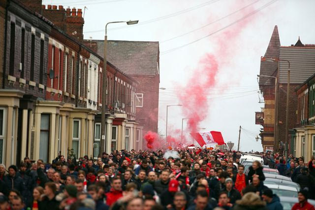 Δείτε το “πέσιμο” με μπουκάλια στο πούλμαν της Σίτι