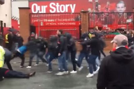 Χτυπήθηκε σοβαρά οπαδός της Λίβερπουλ και χαροπαλεύει…