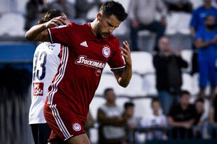 Απάντηση Μιραλάς με… φιλί στην ερυθρόλευκη φανέλα!