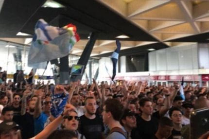 Οι Ναπολιτάνοι ονειρεύονται κούπα και γεμίζουν και… σιδηροδρομικούς σταθμούς!