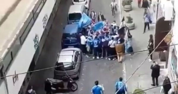 Αυτό συνέβη όταν συναντήθηκαν σ’ ένα μικρό δρομάκι οπαδοί της Γιούβε και της Νάπολι